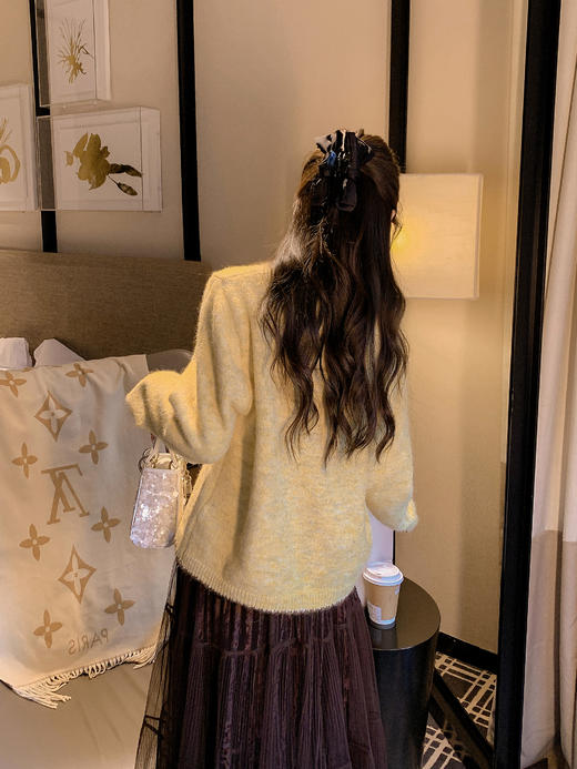 张心子【踏雪新年】氛围感围巾撞色毛衣开衫 U2601019 商品图6