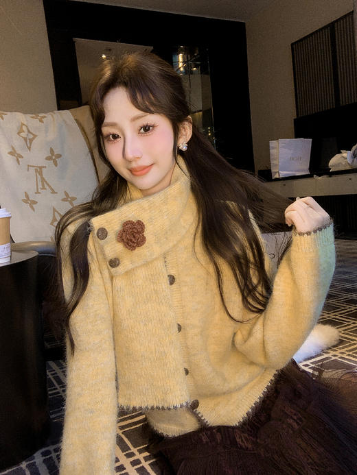 张心子【踏雪新年】氛围感围巾撞色毛衣开衫 U2601019 商品图11