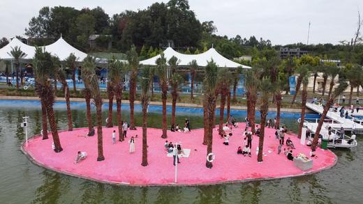 即买即用，天府云海逛庙会，潮汕英歌，民俗舞狮，大唐不倒翁，非遗吐火，打铁花，53种无动力设施畅玩。 商品图11