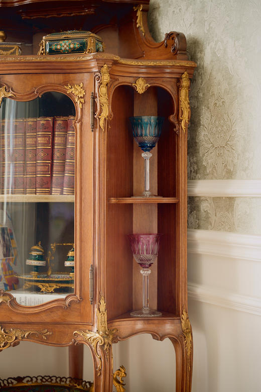 独角鹿西洋古董20世纪初法国出品路易十五风格繁花卷叶主题铜鎏金精雕装饰核桃木玻璃展柜 商品图4