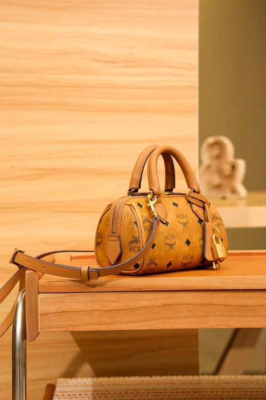 秋冬特惠💰780 原单MCM 原厂皮 新款干邑色Mini 波士顿挂锁包MWBESEA01CO001 老花满印 这款迷你Ella波士顿包 商品图1