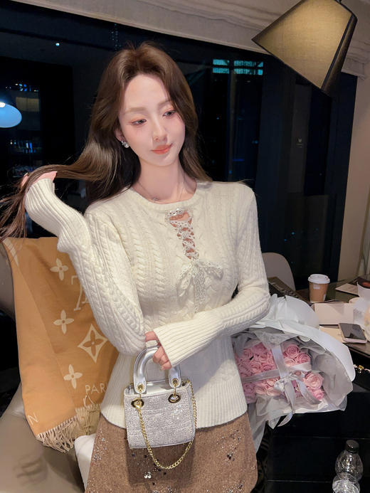 张心子【月夜奏鸣】奶呼呼交叉亮片系带上衣 U2601041 商品图4