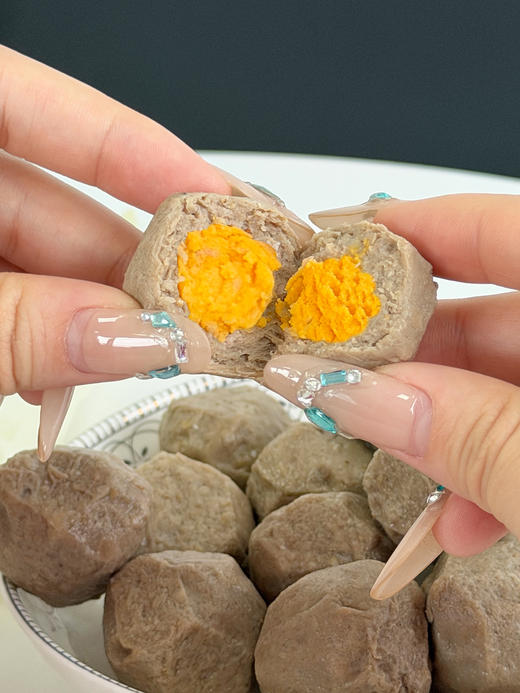 🔥连炫两包，【潮管家·爆浆咸蛋黄牛肉丸】太香了！🌈手工捶打制作，肉质Q弹滑嫩，😋咸蛋黄夹心一咬爆浆，顺丰冷链发货 💰日常价：180元/4包 商品图7
