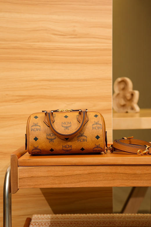 秋冬特惠💰780 原单MCM 原厂皮 新款干邑色Mini 波士顿挂锁包MWBESEA01CO001 老花满印 这款迷你Ella波士顿包 商品图7