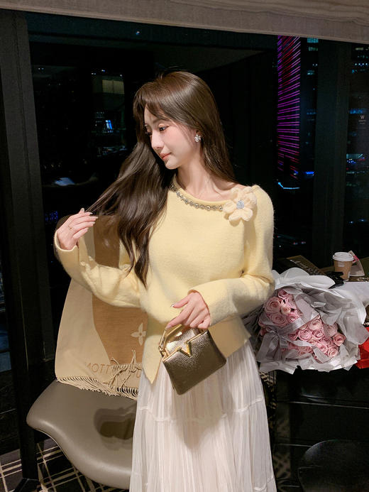 张心子【静谧热岛】秋冬保暖设计感立体花镶钻毛衣 U2601040 商品图1