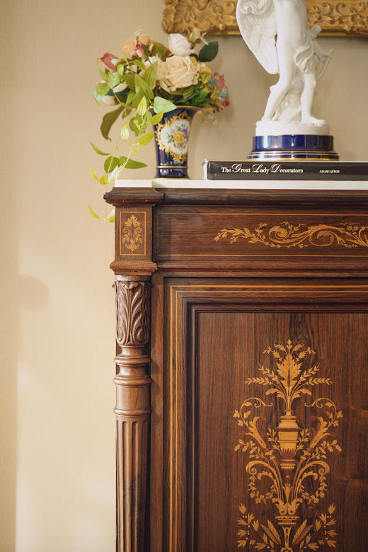 独角鹿西洋古董19世纪末法国出品路易十六风格大理石台面装饰繁花卷叶主题细木镶嵌桃花芯木边柜 商品图4