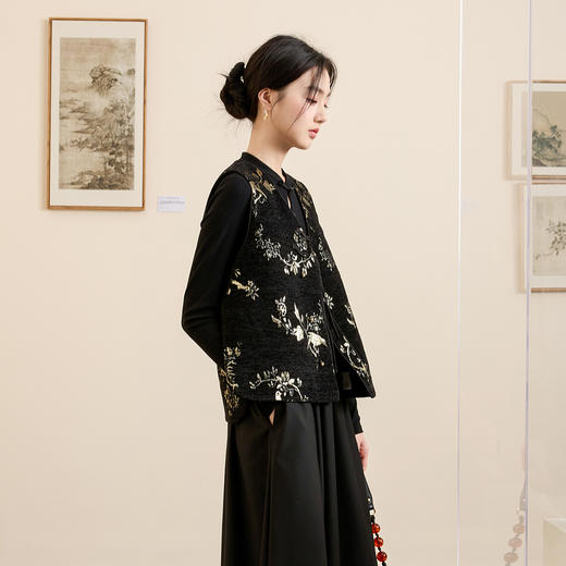 三彩【鎏金浮梦】2026春季新款新中式马甲V领盘扣提花无袖棉服女 商品图2