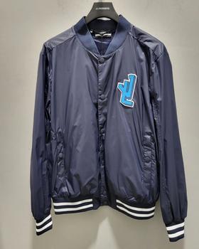 春秋轻量防风外套，🆕妥妥的爆款🔥单品！没有年龄界限的一款运动休闲外套！采用轻量防泼水防风面料，增加多一层网布内里，比单层皮肤衣更为保暖防风，春秋均可穿着！