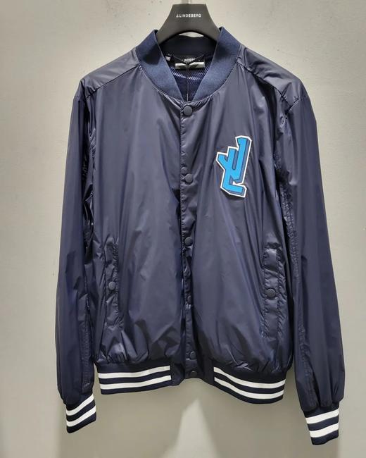 春秋轻量防风外套，🆕妥妥的爆款🔥单品！没有年龄界限的一款运动休闲外套！采用轻量防泼水防风面料，增加多一层网布内里，比单层皮肤衣更为保暖防风，春秋均可穿着！ 商品图0