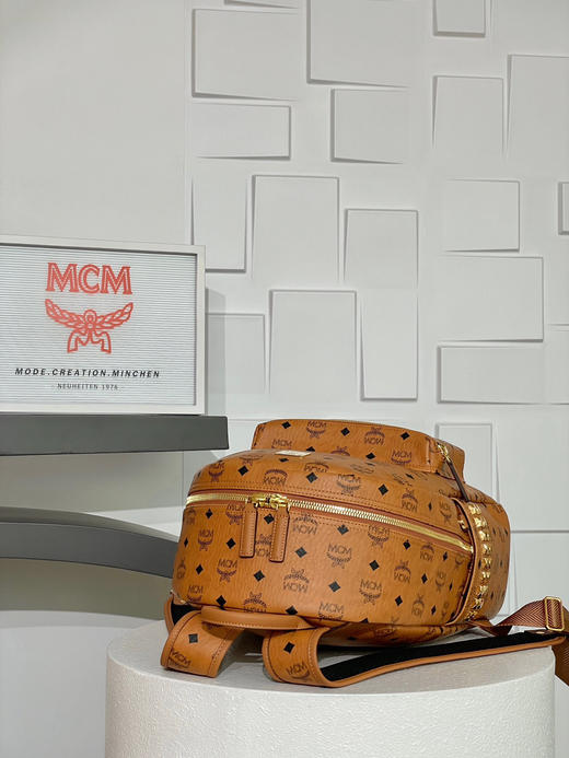 秋冬特惠💰1000 原单MCM 原厂皮 干邑色大号铆钉双肩背包MMK6SVE37CO001 干邑色老花满印 商品图5