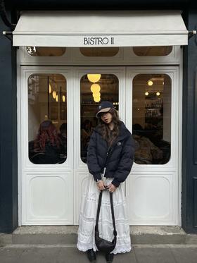 短款时尚羽绒服搭配A字长裙，不一样的潮流混搭！