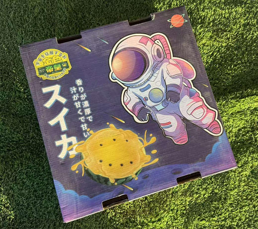 小兰冰淇淋西瓜，酥脆甜
拿到手沉甸甸的 每颗都圆滚滚饱满
挺新鲜的皮薄果肉细腻
咬下第一口直西瓜汁嘴里爆开💦
甜到到了嗓子眼那种！
榨汁喝也好好喝啊
3.5-4.5斤/个 商品图4