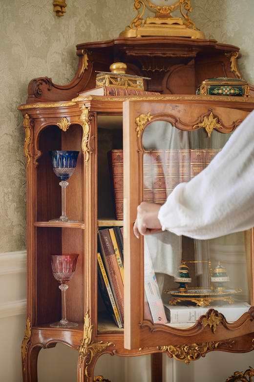 独角鹿西洋古董20世纪初法国出品路易十五风格繁花卷叶主题铜鎏金精雕装饰核桃木玻璃展柜 商品图2