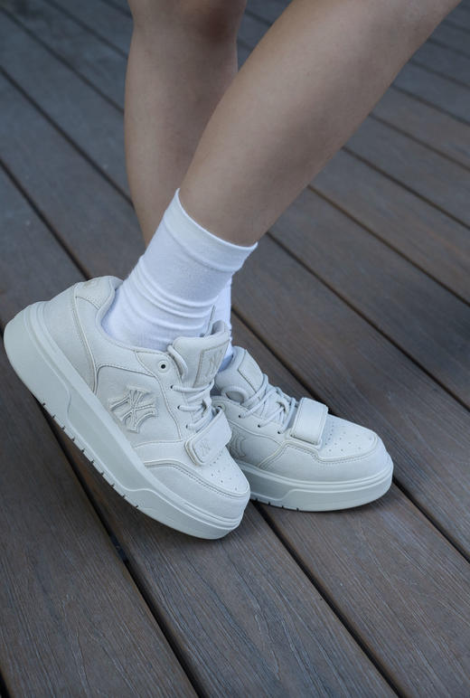 秋冬出街就穿这双#厚底25秋冬新款学长鞋SXP01，情侣款！一双兼具颜值与舒适度的鞋履，无疑是秋冬造型的点睛之笔。经典设计与潮流基因，成为这个季节的穿搭新宠！百搭不挑人，一定要入手一双！ 商品图6