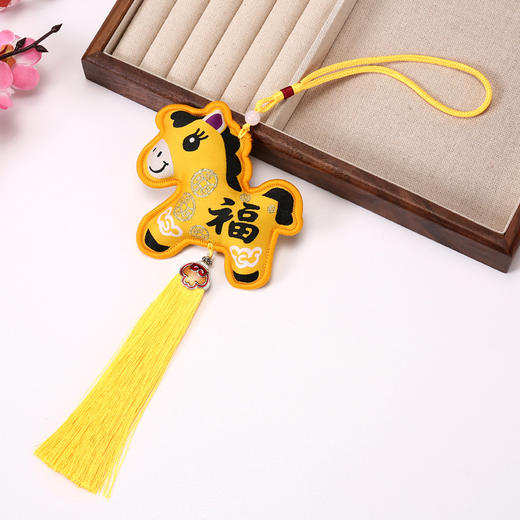 【古风传承❗️锦缎包边香囊】绚丽色彩锦缎材质，复古工艺细腻触感，精工包边复古流苏，多种款式可选，生肖吉祥物挂件新年伴手礼马上有钱有福香包QQ 商品图14