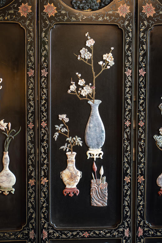 【已售】独角鹿西洋古董20世纪中期中国出品「瓶花仙鹤」主题黑地漆木描金装饰硬石镶嵌双面六曲屏风 商品图7