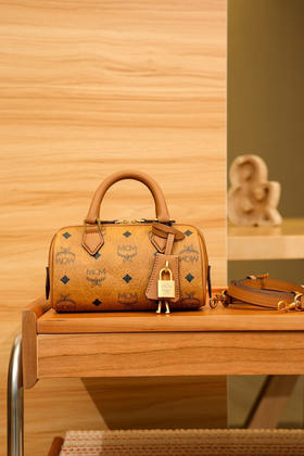 秋冬特惠💰780 原单MCM 原厂皮 新款干邑色Mini 波士顿挂锁包MWBESEA01CO001 老花满印 这款迷你Ella波士顿包