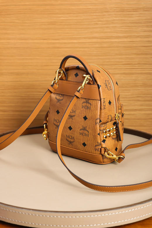 秋冬特惠💰800 原单MCM 原厂皮 𝗫-𝗠𝗶𝗻𝗶迷你铆钉双肩背包MMK6SVE92CO001 经典干邑色 商品图5