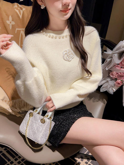 张心子【黑白柏林】赫本风气质高级山茶花珍珠领毛衣 U2512004 商品图1