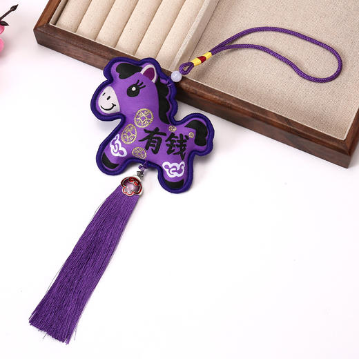 【古风传承❗️锦缎包边香囊】绚丽色彩锦缎材质，复古工艺细腻触感，精工包边复古流苏，多种款式可选，生肖吉祥物挂件新年伴手礼马上有钱有福香包QQ 商品图13