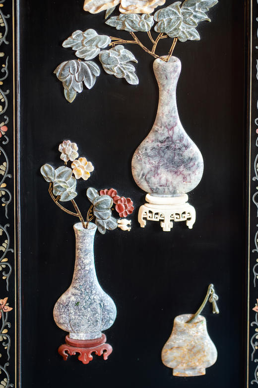 【已售】独角鹿西洋古董20世纪中期中国出品「瓶花仙鹤」主题黑地漆木描金装饰硬石镶嵌双面六曲屏风 商品图10