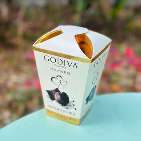 GODIVA巧克力在口感、甜度、配比的把控上精确到一分一毫。坚持选用百分百可可脂，甄选高品质可可豆，经历精细烘焙与匠心调配，呈现出丝滑柔软的可可风味，入口即化，咬一口即被“包裹感”治愈～～
