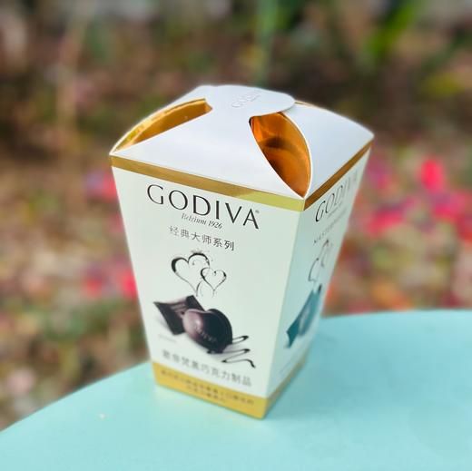 GODIVA巧克力在口感、甜度、配比的把控上精确到一分一毫。坚持选用百分百可可脂，甄选高品质可可豆，经历精细烘焙与匠心调配，呈现出丝滑柔软的可可风味，入口即化，咬一口即被“包裹感”治愈～～ 商品图0