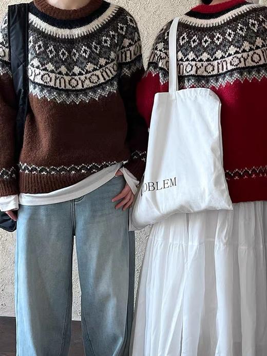 🔥  寒冬腊月，气温渐低，一抹热烈的红，就让人心生暖意。【北欧风费尔岛菱形字母提花针织套头毛衣J1060】颜值一下子击中了我，面料也是毛衣党的爱——摸起来软软糯糯，穿上去挺立有型。 商品图5