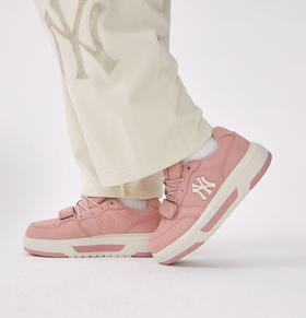 秋冬出街就穿这双#厚底25秋冬新款学长鞋SXP01，情侣款！一双兼具颜值与舒适度的鞋履，无疑是秋冬造型的点睛之笔。经典设计与潮流基因，成为这个季节的穿搭新宠！百搭不挑人，一定要入手一双！