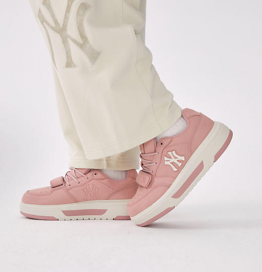 秋冬出街就穿这双#厚底25秋冬新款学长鞋SXP01，情侣款！一双兼具颜值与舒适度的鞋履，无疑是秋冬造型的点睛之笔。经典设计与潮流基因，成为这个季节的穿搭新宠！百搭不挑人，一定要入手一双！ 商品图0