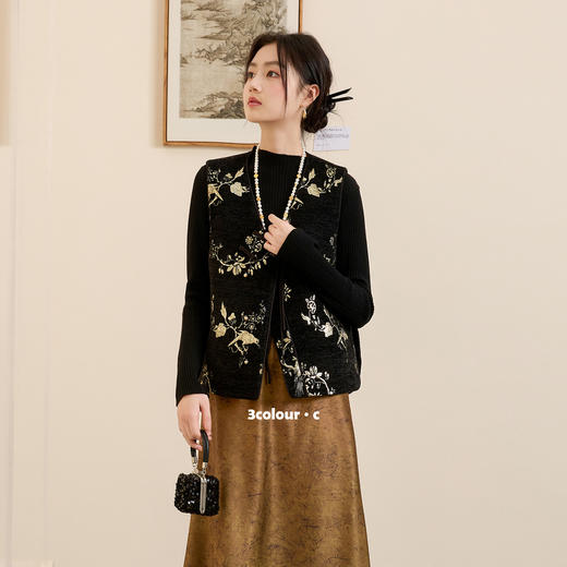 三彩【鎏金浮梦】2026春季新款新中式马甲V领盘扣提花无袖棉服女 商品图1
