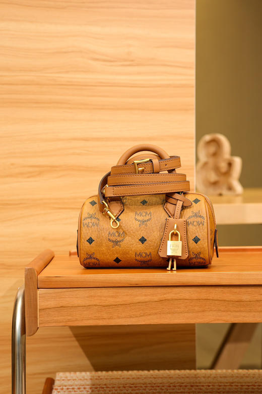 秋冬特惠💰780 原单MCM 原厂皮 新款干邑色Mini 波士顿挂锁包MWBESEA01CO001 老花满印 这款迷你Ella波士顿包 商品图4