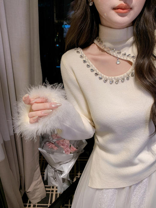 张心子【温暖壁炉】半高领手袖羽毛挖空镶钻上衣 U2601003 商品图1