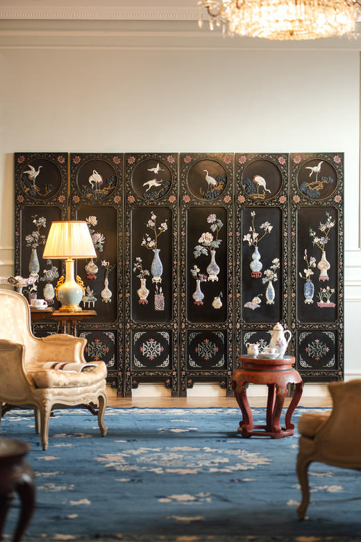 【已售】独角鹿西洋古董20世纪中期中国出品「瓶花仙鹤」主题黑地漆木描金装饰硬石镶嵌双面六曲屏风 商品图0