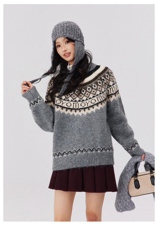 🔥  寒冬腊月，气温渐低，一抹热烈的红，就让人心生暖意。【北欧风费尔岛菱形字母提花针织套头毛衣J1060】颜值一下子击中了我，面料也是毛衣党的爱——摸起来软软糯糯，穿上去挺立有型。 商品图1