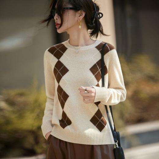 「自」全新升级【铂金会员257/天猫349/差价92】(12244)洛诗琳气质羊毛针织衫2025秋冬圆领撞色菱形格套头针织上衣 商品图1