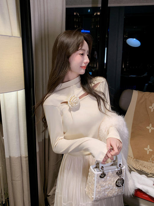 张心子【温暖呼吸】加厚磨毛挖空心机打底衫别致扭结长袖上衣 U2601027 商品图4