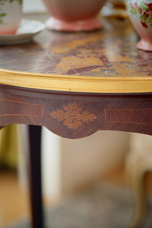 独角鹿西洋古董19世纪末法国出品花叶主题铜鎏金精雕嵌大理石台面装饰细木镶嵌桃花芯木圆桌 商品图5