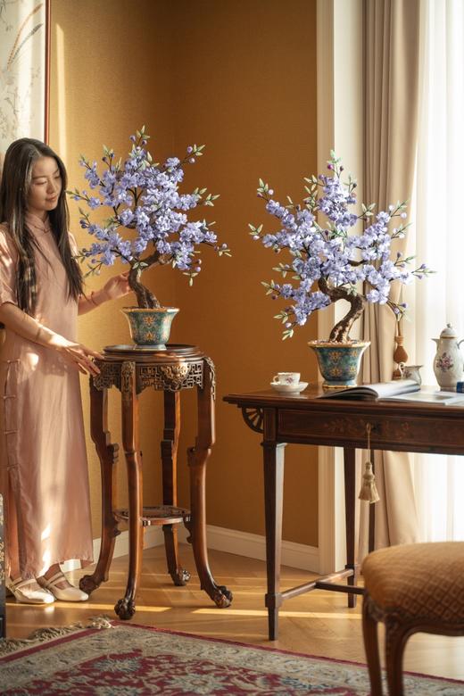 【已售】独角鹿西洋古董20世纪中国出品宝相花纹景泰蓝盆装饰「碧桃花开」珍宝像生盆景一对 商品图1