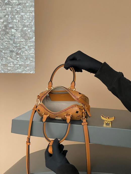 秋冬特惠💰760 原单MCM 原厂皮 𝐎𝐫𝐢𝐠𝐢𝐧𝐚𝐥 𝐦𝐢𝐧𝐢迷你波士顿包MWBAASE03CO001 经典干邑色 商品图4