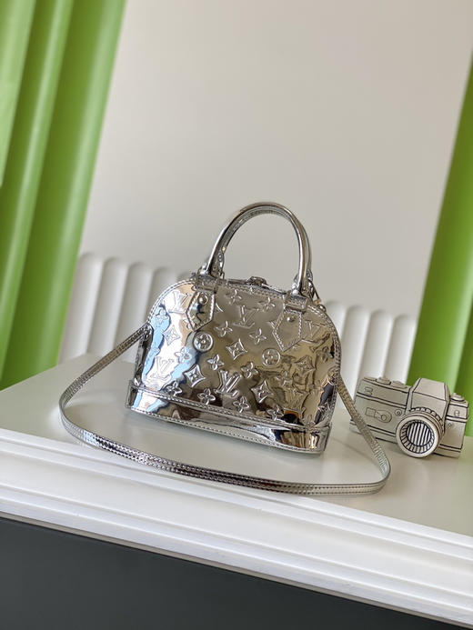 秋冬特惠💰850 原单LV M26335 尺寸：23.5×17.5×11.5cm ALMA BB 漆皮贝壳包 变码芯片 商品图2