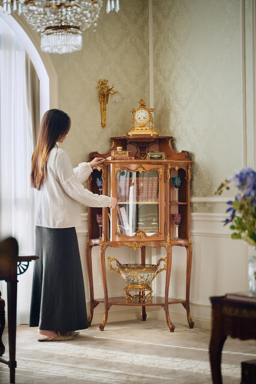 独角鹿西洋古董20世纪初法国出品路易十五风格繁花卷叶主题铜鎏金精雕装饰核桃木玻璃展柜 商品图1