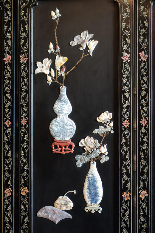【已售】独角鹿西洋古董20世纪中期中国出品「瓶花仙鹤」主题黑地漆木描金装饰硬石镶嵌双面六曲屏风 商品图5