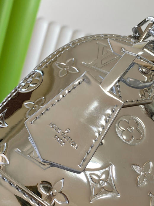 秋冬特惠💰850 原单LV M26335 尺寸：23.5×17.5×11.5cm ALMA BB 漆皮贝壳包 变码芯片 商品图6