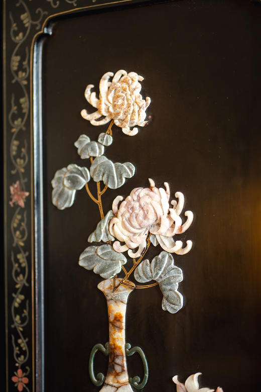 【已售】独角鹿西洋古董20世纪中期中国出品「瓶花仙鹤」主题黑地漆木描金装饰硬石镶嵌双面六曲屏风 商品图11