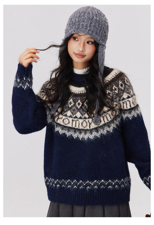 🔥  寒冬腊月，气温渐低，一抹热烈的红，就让人心生暖意。【北欧风费尔岛菱形字母提花针织套头毛衣J1060】颜值一下子击中了我，面料也是毛衣党的爱——摸起来软软糯糯，穿上去挺立有型。 商品图3