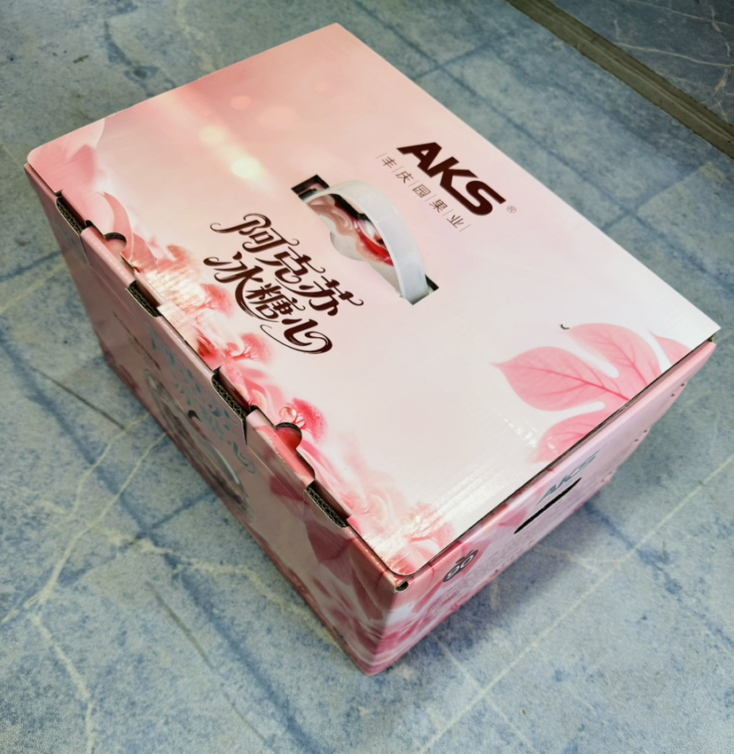 超甜阿克苏冰糖心苹果🍎脆甜多汁，超甜冰糖心，只有有机阿克苏才有这个口感，甜脆，带着新疆的尘土而来 它纯天然弱碱性沙质土壤培育，全年接受着天然雪山水的灌溉，造就了独特的口感