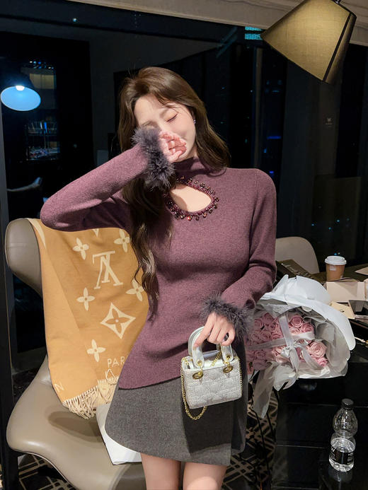 张心子【温暖壁炉】半高领手袖羽毛挖空镶钻上衣 U2601003 商品图5