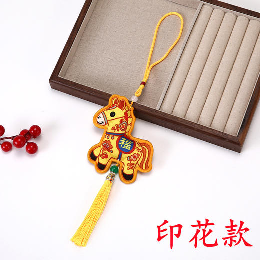 【古风传承❗️锦缎包边香囊】绚丽色彩锦缎材质，复古工艺细腻触感，精工包边复古流苏，多种款式可选，生肖吉祥物挂件新年伴手礼马上有钱有福香包QQ 商品图8