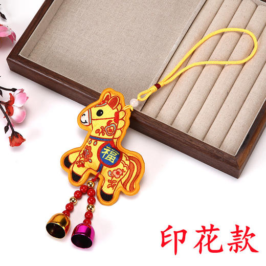 【古风传承❗️锦缎包边香囊】绚丽色彩锦缎材质，复古工艺细腻触感，精工包边复古流苏，多种款式可选，生肖吉祥物挂件新年伴手礼马上有钱有福香包QQ 商品图6